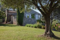 la façade ouest - les fenêtres des chambres verte et jaune